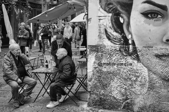 Diskussion im Strassencafé