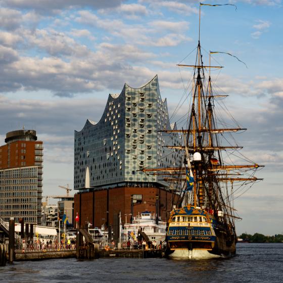 Elbphilharmonie in Hamburg mit Schulschiff