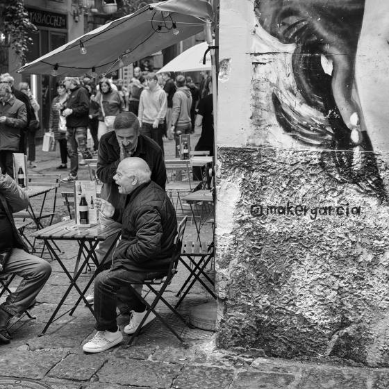 Diskussion im Strassencafé